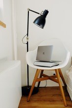 Laptop auf einem Sessel in einem Appartment-Photo by ready made Bild: Laptop auf einem Sessel in einem Appartment