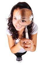 Canva - Woman Holding Magnifying Glass-Photo by Public Domain Pictures Bild: junge Frau lächelnd mit Lupe in der Hand