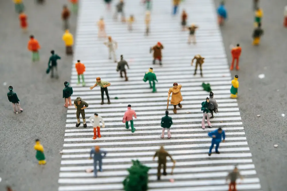 Zielgruppe-vecteezy_small-miniature-people_1832919 Bild: Viele Miniatur-Menschen