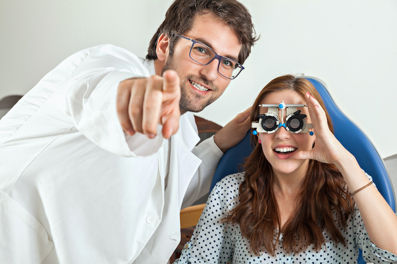 At the Optician Optiker mit Kundin im Geschäft